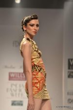 Model walk the ramp for Malini Ramani Show at Wills Lifestyle India Fashion Week 2012 day 4 on 9th Oct 2012 (78).JPG